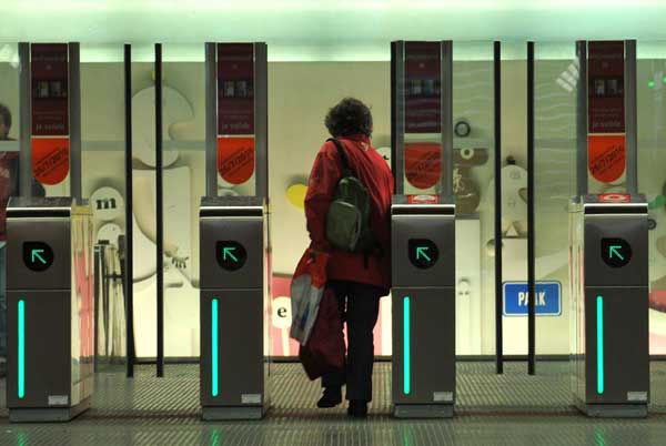 The barriers at the entrance to a subway platform are open at no charge, Sept 19, 2010. [Xinhua]