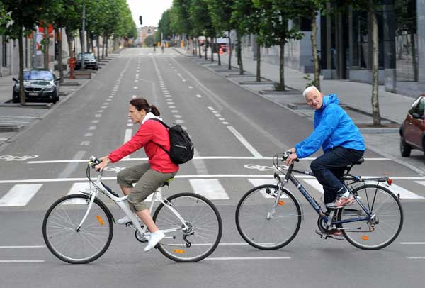 Two cyclists pass an empty street in Brussels, Sept 19, 2010. [Xinhua]