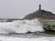 Photo taken on Sept. 20, 2010 shows big waves along the coast of Gulei Town of southeast China's Fujian Province. [Xinhua]