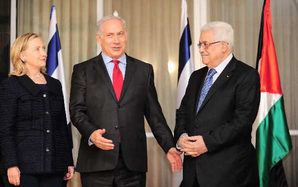 U.S. Secretary of State Hillary Clinton, Israeli Prime Minister Benjamin Netanyahu and Palestinian President Mahmoud Abbas (from L to R) hold talks in Jerusalem, Sept.15, 2010. [Xin Dongxun/Xinhua]