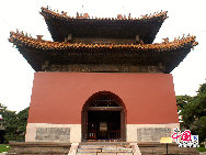 Beiling Park is a park in the northern part of Shenyang City, China. The park has an area of 3,300,000m2, and contains many historic buildings, pine trees and lakes. [Photo by Yu Jiaqi]