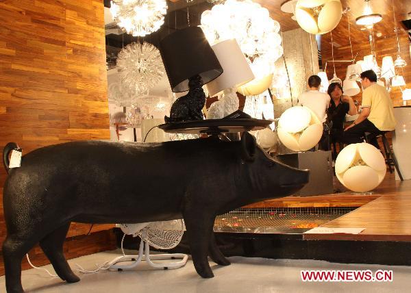 People visit a luminaires cultural festival in Shantou, south China's Guangdong Province, Sept. 18, 2010. The Shantou Luminaires Cultural Festival opened here Saturday, exhibiting various kinds of lamps.