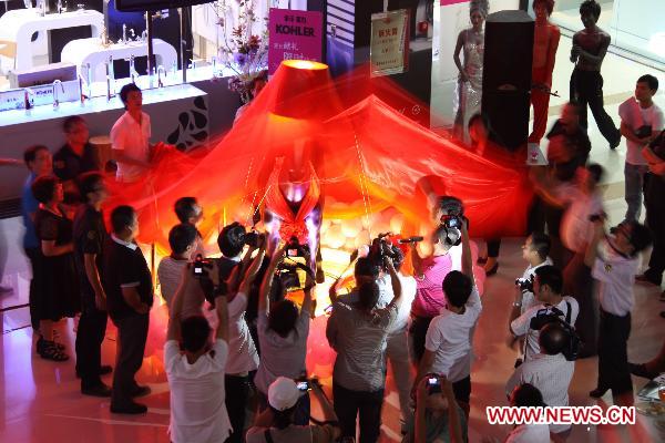 The mascot of a luminaires cultural festival is unveiled in Shantou, south China's Guangdong Province, Sept. 18, 2010. The Shantou Luminaires Cultural Festival opened here Saturday, exhibiting various kinds of lamps.