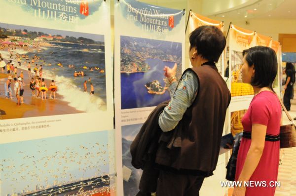 Visitors view photos about north China's Hebei Province during the opening ceremony of the Hebei Culture Week at the Vancouver Chinese Cultural Festival in Vancover, Canada, Sept. 17, 2010.