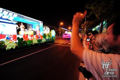 A float parade, a highlight of the annual Shanghai Tourism Festival, is held at the World Expo last night. The three-day parade, led by a float featuring landmark buildings of the Expo 2010 and the event's mascot Haibao, takes place along Bocheng Road in the Expo site. Tonight will be its last show. 