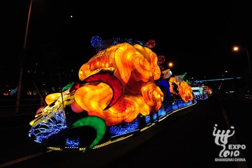 A float parade, a highlight of the annual Shanghai Tourism Festival, is held at the World Expo last night. The three-day parade, led by a float featuring landmark buildings of the Expo 2010 and the event's mascot Haibao, takes place along Bocheng Road in the Expo site. Tonight will be its last show. 