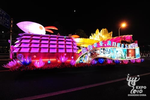 A float parade, a highlight of the annual Shanghai Tourism Festival, is held at the World Expo last night. The three-day parade, led by a float featuring landmark buildings of the Expo 2010 and the event's mascot Haibao, takes place along Bocheng Road in the Expo site. Tonight will be its last show. 