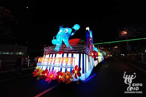 A float parade, a highlight of the annual Shanghai Tourism Festival, is held at the World Expo last night. The three-day parade, led by a float featuring landmark buildings of the Expo 2010 and the event's mascot Haibao, takes place along Bocheng Road in the Expo site. Tonight will be its last show. 