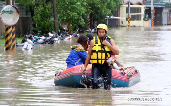 Rescuers transport trapped residents with light boat in Tainan County, south China&apos;s Taiwan, Sept. 20, 2010. Typhoon Fanapi brought heavy rains and gales to southern Taiwan after it made landfall on Sunday, causing waterlog in some regions. A total of 12,000 residents have been evacuated. [Xinhua]
