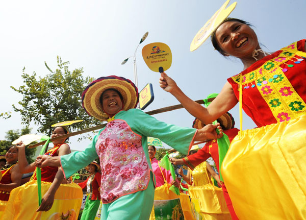 Several performers from ethnic groups demonstrate a marriage ritual on a street in Laibin, South China&apos;s Guangxi Zhuang autonomous region on Monday. [Xinhua] 