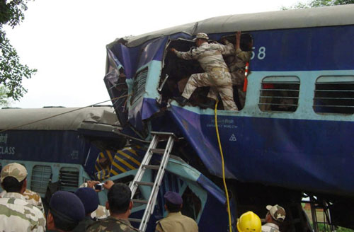 Security personnel conduct rescue operations at the site of a train accident near Badarwas station, about 260 km (160 miles) north of Bhopal in the central Indian state of Madhya Pradesh September 20, 2010. 