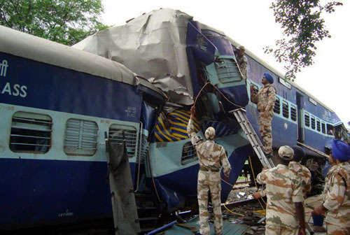 Security personnel conduct rescue operations at the site of a train accident near Badarwas station, about 260 km (160 miles) north of Bhopal in the central Indian state of Madhya Pradesh, September 20, 2010. [China Daily/Agencies]