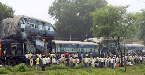 Onlookers stand beside the damaged carriages of a train at the site of an accident near Badarwas station, about 260 km (160 miles) north of Bhopal in the central Indian state of Madhya Pradesh September 20, 2010. [China Daily/Agencies] 