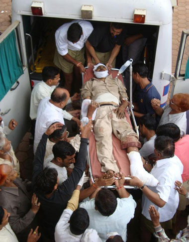 An injured man is taken to a hospital from the site of a train accident near Badarwas station, about 260 km (160 miles) north of Bhopal in the central Indian state of Madhya Pradesh, September 20, 2010. [China Daily/Agencies]