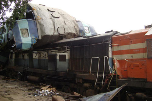 Damaged train carriages are seen at the site of an accident near Badarwas station, about 260 km (160 miles) north of Bhopal in the central Indian state of Madhya Pradesh, September 20, 2010. [China Daily/Agencies]