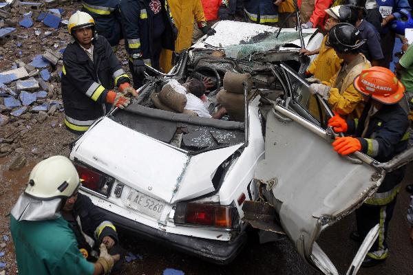 Taxi driver Victor Manuel Sosa, 59, lies dead after his vehicle was hit by the collapse of a grandstand of the National Stadium in Tegucigalpa September 20, 2010. One died, three was injured in this accident. [Xinhua/Reuters]