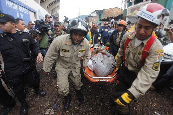 Taxi driver Victor Manuel Sosa, 59, lies dead after his vehicle was hit by the collapse of a grandstand of the National Stadium in Tegucigalpa September 20, 2010. One died, three was injured in this accident. [Xinhua/Reuters]