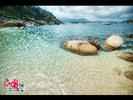 Queen's Bay, located between Haitang Bay and Yalong Bay in Hainan province, is an ideal destination for swimming and diving during the coming 7-day National Day holiday. The bay features winding waterway, interesting shore reefs, crystal clear sea water and colorful underwater corals. [Zhou Yunjie/China.org.cn]