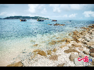 Queen's Bay, located between Haitang Bay and Yalong Bay in Hainan province, is an ideal destination for swimming and diving during the coming 7-day National Day holiday. The bay features winding waterway, interesting shore reefs, crystal clear sea water and colorful underwater corals. [Zhou Yunjie/China.org.cn]