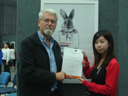 Zhang Qian (right) receives her award from Mark Rissi, a Swiss movie director and writer.