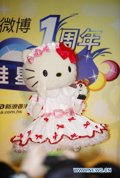 Hello Kitty takes her trophy for winning the 'Sina Weibo Star-Users Awards' during Sina Weibo Anniversary Celebration in Hong Kong, south China, Sept. 20, 2010.
