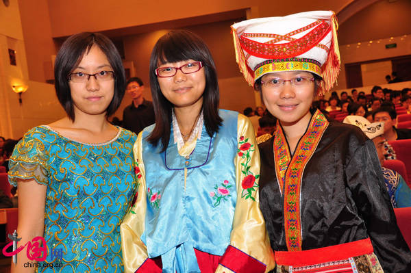 Girls of Chinese ethnic groups pose for photo in the venue. [Maav Chen / China.org.cn]
