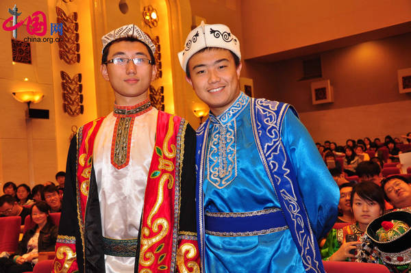 Young men of Chinese ethnic groups pose for photo in the venue. [Maav Chen / China.org.cn]