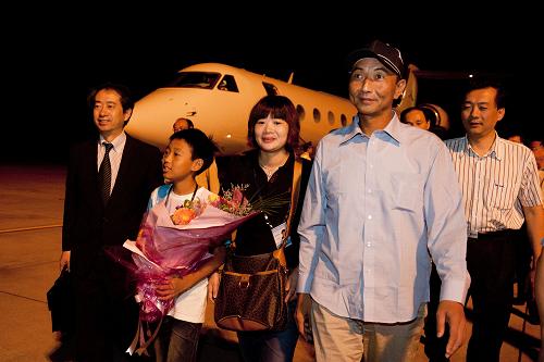 The Chinese trawler captain Zhan Qixiong (R) arrived safely in Fuzhou, capital of southeast China&apos;s Fujian Province by a chartered plane after he was illegally detained by Japan. Sept, 25, 2010. [Xinhua]