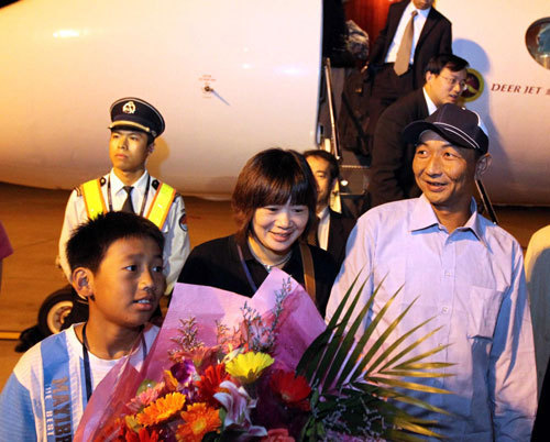 The Chinese trawler captain Zhan Qixiong (R) arrived safely in Fuzhou, capital of southeast China&apos;s Fujian Province by a chartered plane after he was illegally detained by Japan. Sept, 25, 2010. [Xinhua]