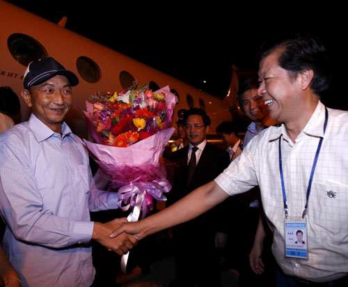 The Chinese trawler captain Zhan Qixiong arrives at Changle International Airport, in Fuzhou , capital of southerst China&apos;s Fujian province, Sept, 25, 2010. [Xinhua] 