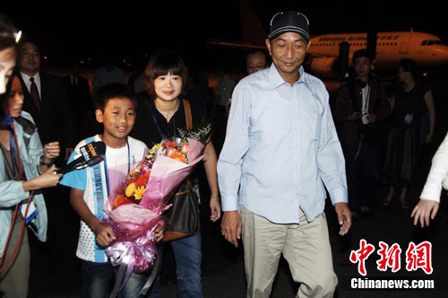 The Chinese trawler captain Zhan Qixiong (R) arrived safely in Fuzhou, capital of southeast China&apos;s Fujian Province by a chartered plane after he was illegally detained by Japan. Sept, 25, 2010. [Chinanews.com]