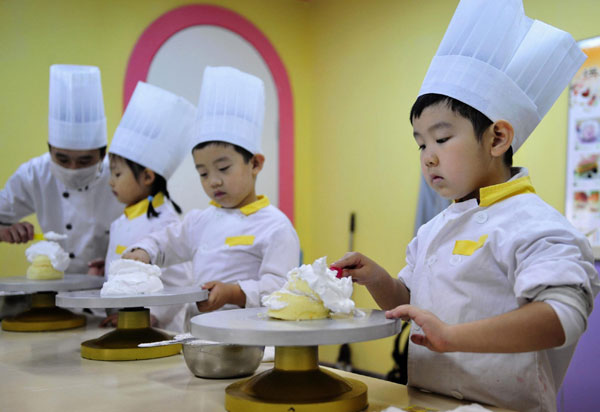 Children make cakes during a cooking class at a youth recreation centre in Shenyang, Northeast China&apos;s Liaoning province on Friday, the last day of the three-day Mid-Autumn holiday in China. The centre conducts several weekend courses for children such as fencing, taekwondo, dancing and cooking, and has more than 50 students enrolled, local media reported.[China Daily/Agencies] 