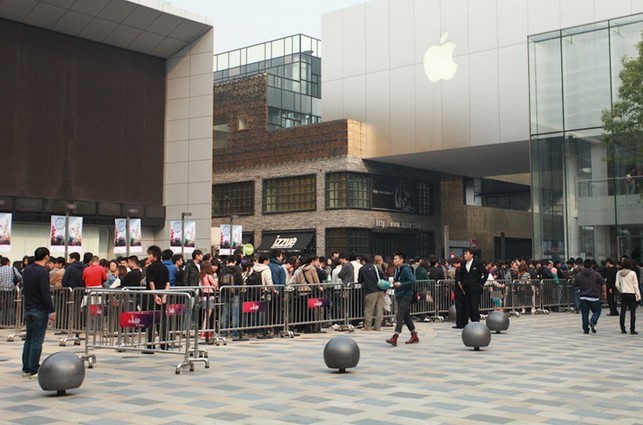 Consumers now can buy the iPhone4 at Apple&apos;s retail stores for a suggested retail price of 4,999 yuan for the 16GB model and 5,999 yuan for 32GB model without a contract. [China Daily]