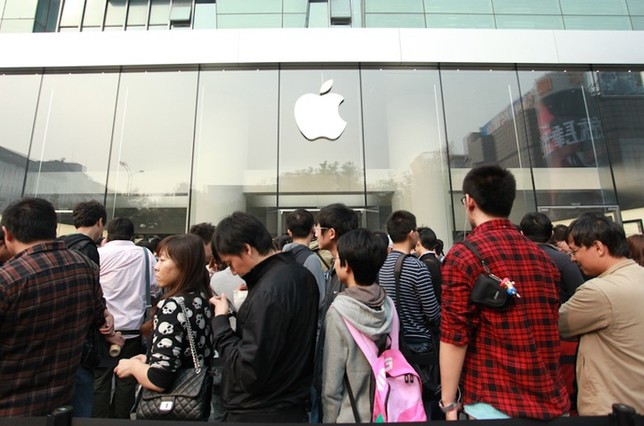 Consumers now can buy the iPhone4 at Apple&apos;s retail stores for a suggested retail price of 4,999 yuan for the 16GB model and 5,999 yuan for 32GB model without a contract. [China Daily]