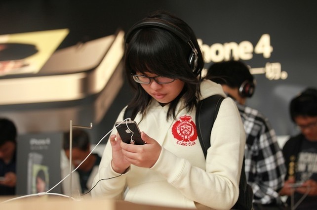 Consumers now can buy the iPhone4 at Apple&apos;s retail stores for a suggested retail price of 4,999 yuan for the 16GB model and 5,999 yuan for 32GB model without a contract. [China Daily]