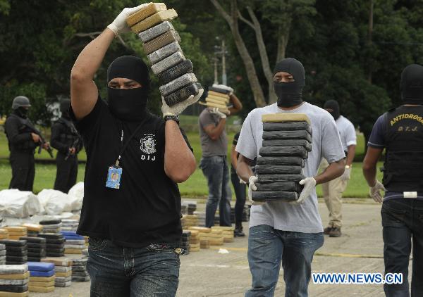 Panamanian police carry cocaine packages during a presentation to the media at the National Police Station in Panama City, Panama, Sept. 24, 2010. The Panamanian National Police confiscated about 3 tons of cocaine in an operation called &apos;Belen 2010&apos; in Colon, a city on the Caribbean coast. [Xinhua]