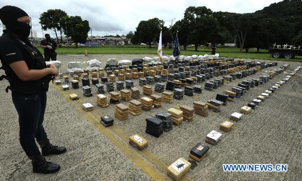 A Panamanian police officer guards cocaine during a presentation to the media at the National Police Station in Panama City, Panama, Sept. 24, 2010. [Xinhua]