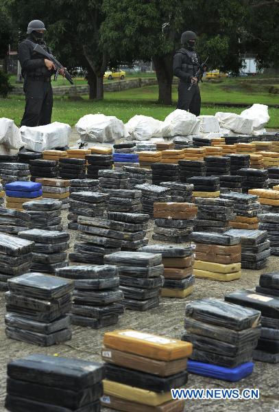 Panamanian police officers guard cocaine during a presentation to the media at the National Police Station in Panama City, Panama, Sept. 24, 2010. [Xinhua] 