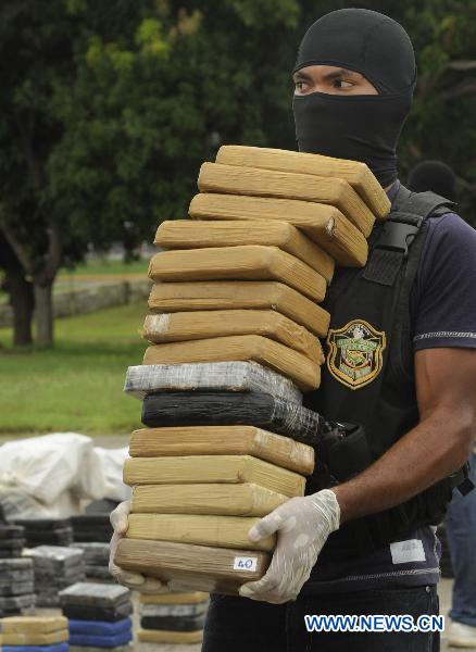 Panamanian police officers guard cocaine during a presentation to the media at the National Police Station in Panama City, Panama, Sept. 24, 2010. [Xinhua] 