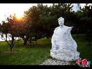 May Fourth Square, symbol of Qingdao, is a large public square located between the new municipal government building and Fushan Bay and composed of Shizhengting Square, the central square and the coastal park. Named after the nationwide protest May Fourth Movement that started in Qingdao, the square is best recognized by the large 'May Wind' red sculpture near the seaside. [Cheng Weidong/China.org.cn]