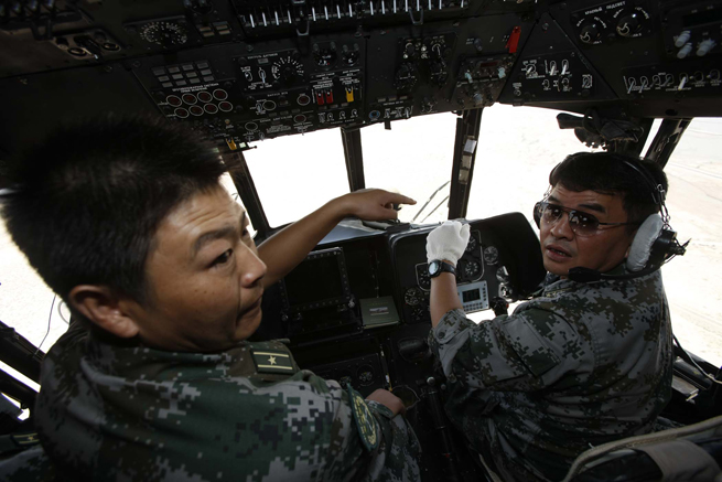 Shen Zhengwen(R), director in chief of the Chinese helicopter rescue team flies the helicopter to a flooded area 160 km away from Hyderabad, Pakistan, Sept. 25, 2010. The Chinese helicopter rescue team accomplished its first mission in flooded areas in Pakistan on Saturday.[Xinhua]