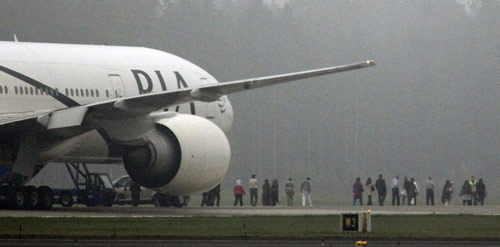 Passengers are evacuated from a Pakistan Airlines jet which landed at Arlanda Airport near Stockholm following a bomb threat Sept 25, 2010. [China Daily/Agencies] 