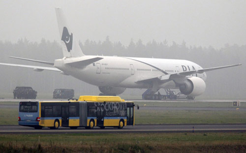 Passengers are evacuated from a Pakistan Airlines jet which landed at Arlanda Airport near Stockholm following a bomb threat Sept 25, 2010. [China Daily/Agencies] 