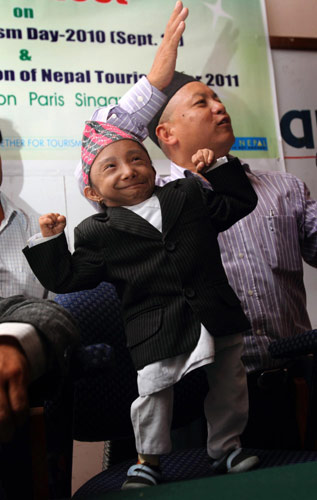 Khagendra Thapa flexes his muscles during a news conference in Kathmandu, Nepal, Sept 24, 2010. [China Daily/Agencies]