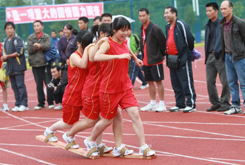 Athletes participate in the Ethnic Minority Sports Games in Rongshui county in Guangxi on Sept 24, 2010. [Xinhua]