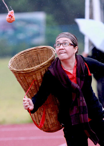 An ethnic Miao woman competes in a throwing event at the Ethnic Minority Sports Games in Rongshui county in Guangxi on Sept 24, 2010. [Xinhua]