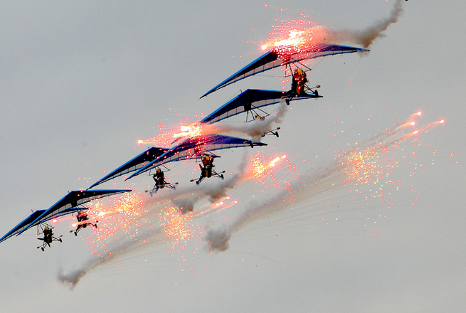 Gliders release flares during the 2010 China International Sport Airshow in Laiwu, east China&apos;s Shandong Province, Sept. 25, 2010. The airshow kicked off Saturday afternoon. [Xinhua]