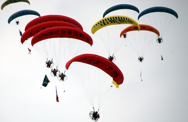 A team from the China Air Transport Association performs at the opening ceremony of the China International Airsports Fiesta in Laiwu city, East China&apos;s Shandong province, Sept 25, 2010.[Xinhua] 