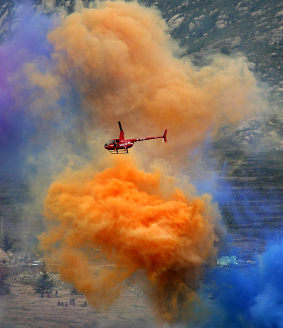 A team from the China Air Transport Association performs at the opening ceremony of the China International Airsports Fiesta in Laiwu city, East China&apos;s Shandong province, Sept 25, 2010.[Xinhua]