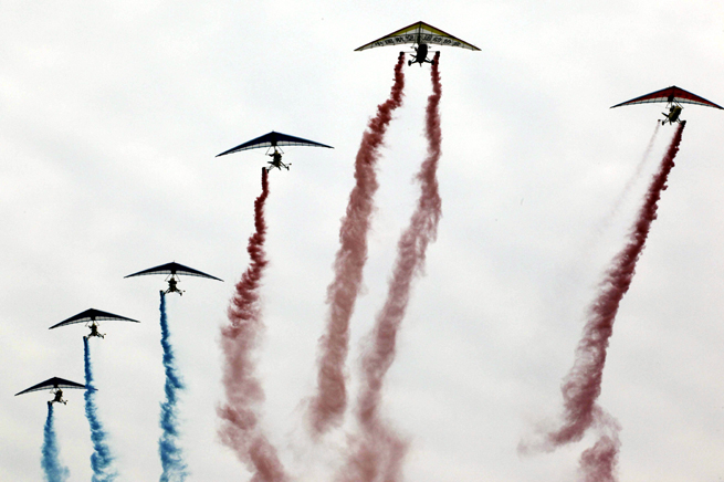 Gliders perform during the 2010 China International Sport Airshow in Laiwu, east China&apos;s Shandong Province, Sept. 25, 2010. The airshow kicked off Saturday afternoon. [Xinhua]